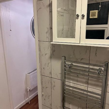 Accu Care Apartment Лондон Екстериор снимка