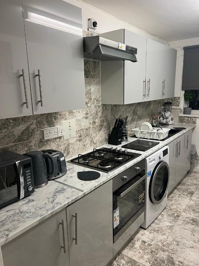 Accu Care Apartment Лондон Екстериор снимка